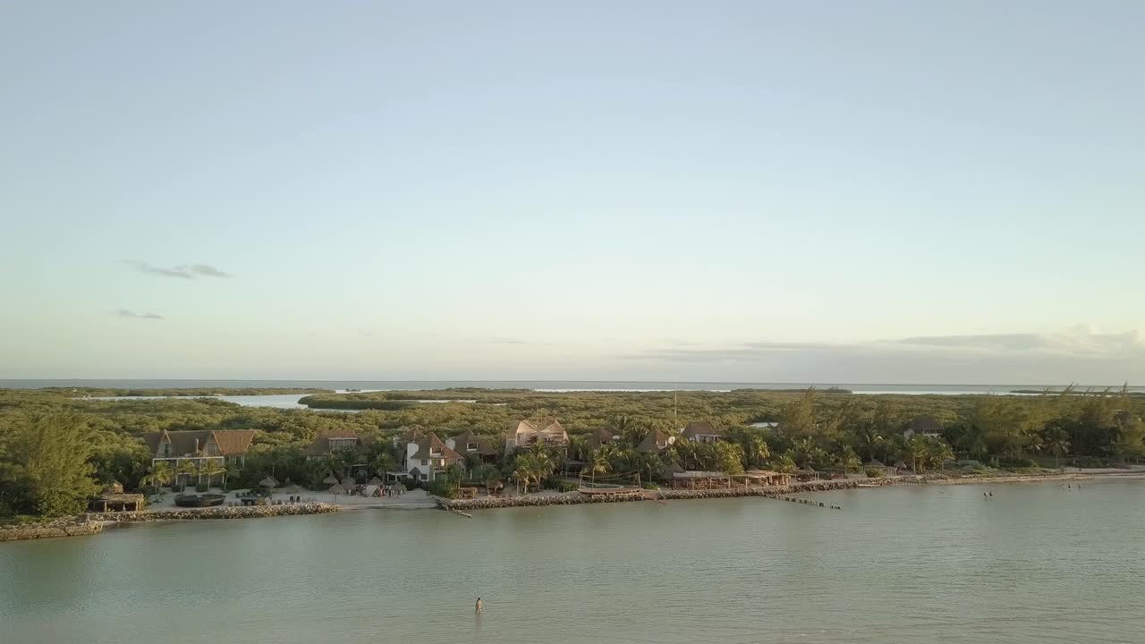 항공 - 유카탄 반도의 아름다운 해변, 홀박스 섬, 멕시코, 낮추기