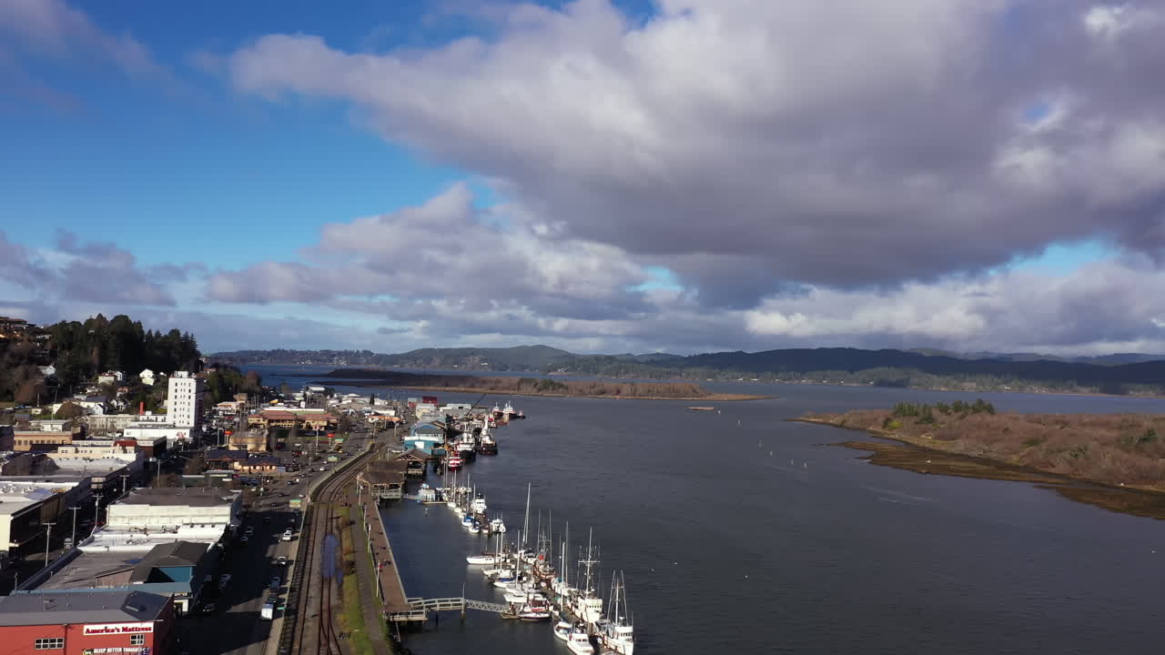 autopista 101 pasando por muelle y frente al mar en coos bay oregon, vista de drones