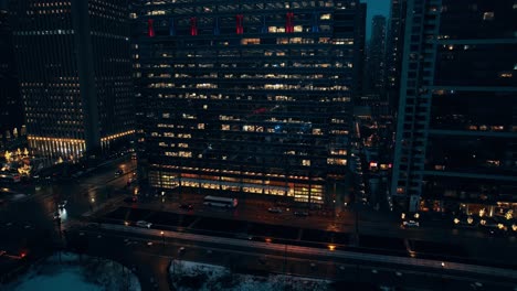 Antena-Nocturna-Ascendente-Sobre-Las-Calles-Iluminadas-Del-Centro-De-Chicago