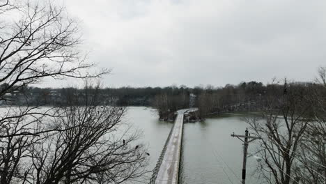 Vista-Aérea-Del-Puente-En-El-Lago-Sequoyah-En-Invierno,-Bajando,-Cielo-Gris-Nublado