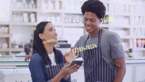 animación del procesamiento de datos a través de diversos asistentes de tienda hablando.