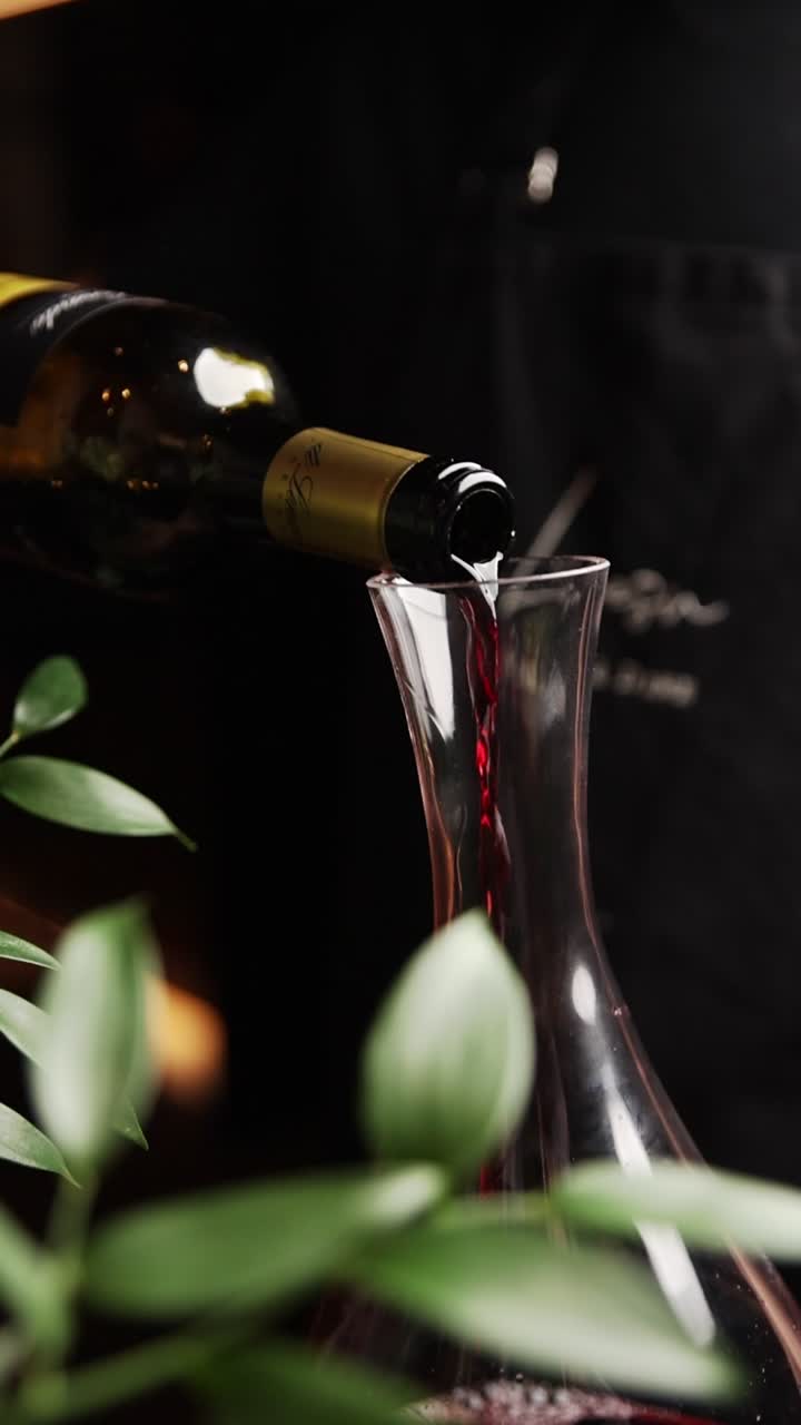 Versare vino rosso in un decanter
