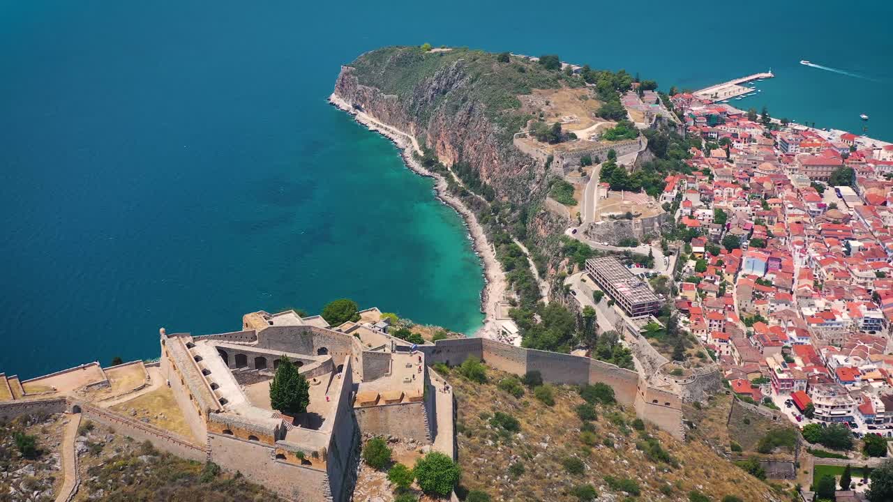 la ciudad de nafplio y la fortaleza de palamidi filmadas desde un avión no tripulado, buena vista de la montaña y el mar