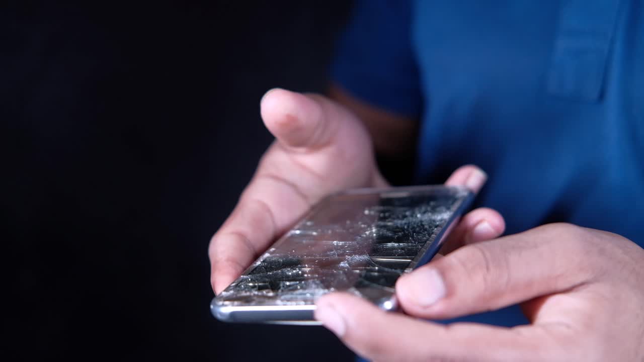 teléfono inteligente roto en las manos