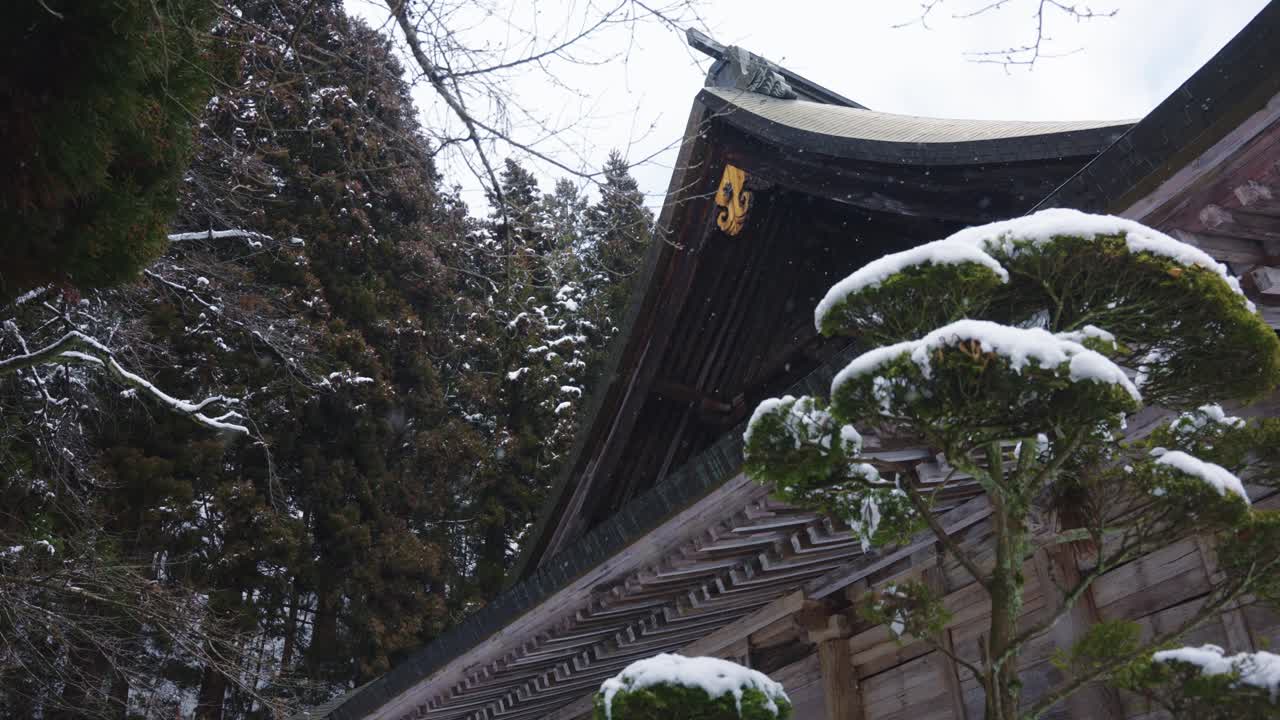 la nieve cae en cámara lenta sobre el templo japonés en yamadera