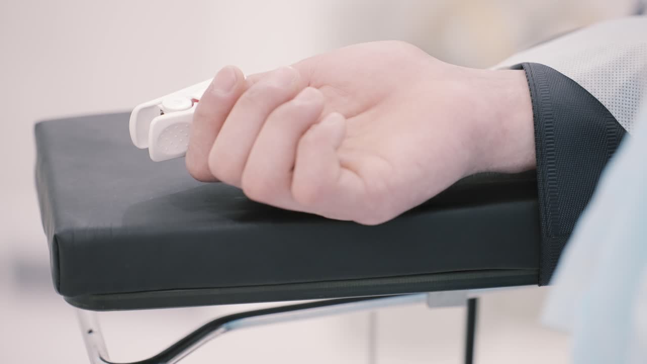 의료 장치를 가진 환자의 손목