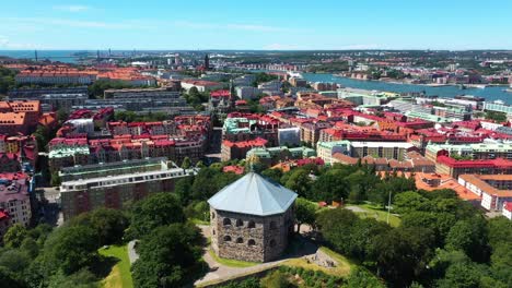 skansen kronan fortaleza con vistas a la ciudad de gotemburgo, suecia - antena ascendente