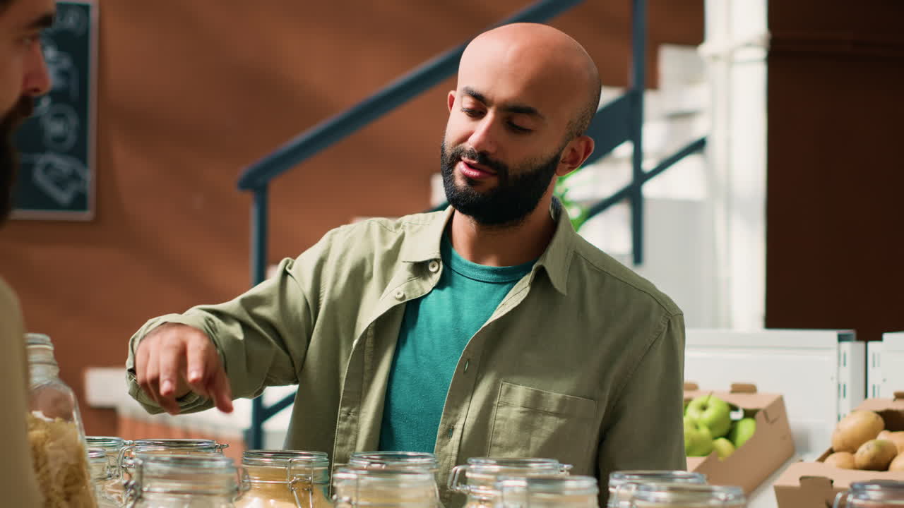 vendedor que presenta sus productos ecológicos