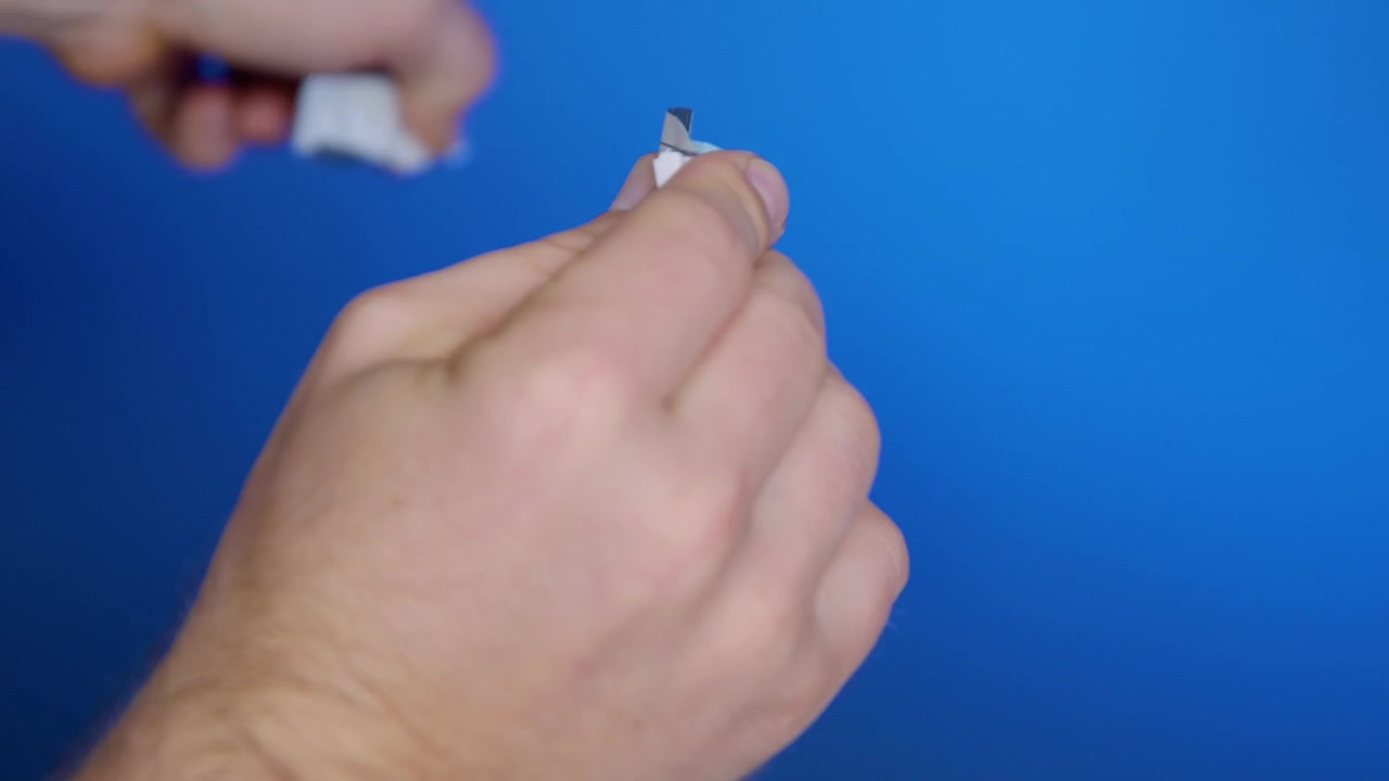 Strappare l'involucro protettivo di plastica del dispositivo di autotest immunologico rapido.