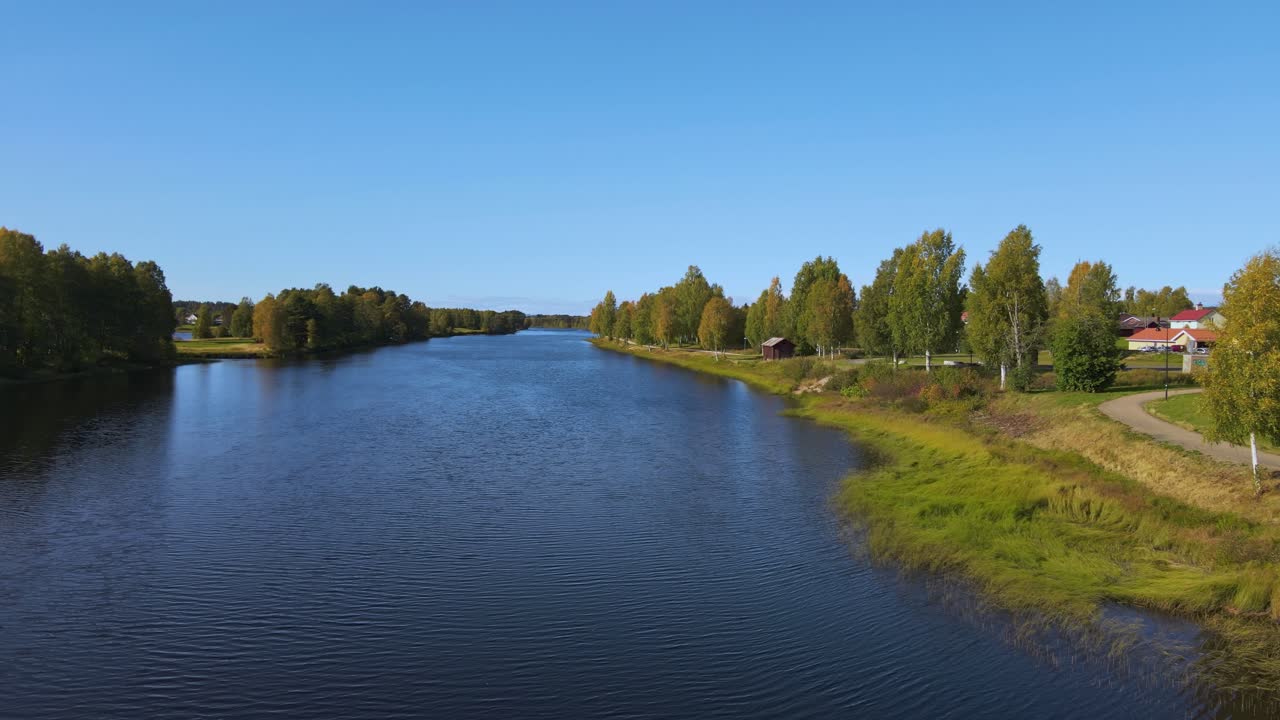 Lennellen Västerdal-joen tyynten vesien yli lähellä Malungia, Taalainmaalla, Ruotsissa.