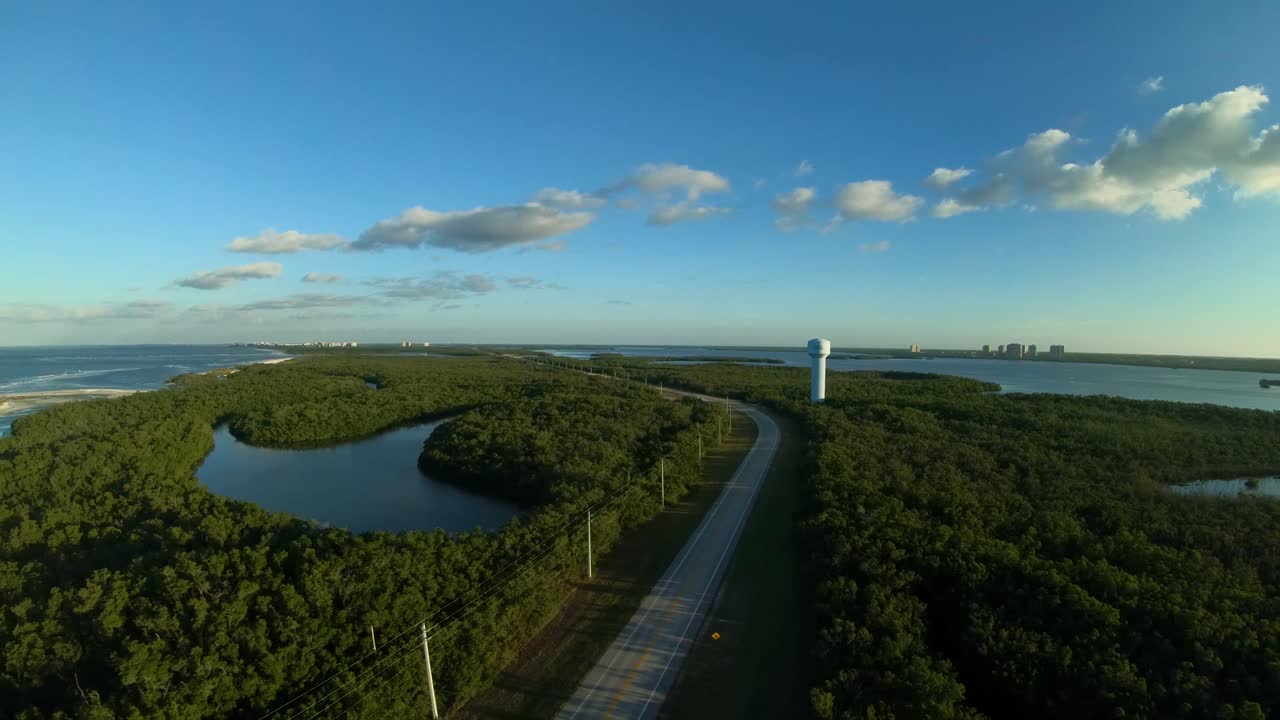 metragem aérea 4k da torre de água da praia bonita