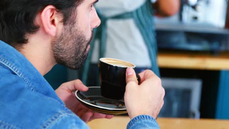 El-Foco-Del-Hombre-Está-Tomando-Café-En-El-Mostrador.