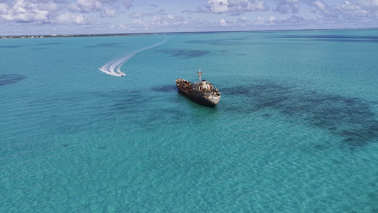 Xác Tàu La Famille Express Tại Providenciales Ở Quần Đảo Turks Và Caicos. Xác Tàu Nổi Tiếng. Phong Cảnh Nhiệt Đới. Biển Caribbean Tuyệt Đẹp. Xác Tàu La Famille Express Ở Quần Đảo Turks Và Caicos