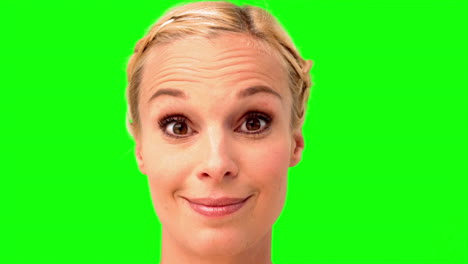 mujer sonriendo y mirando a la cámara en la pantalla verde