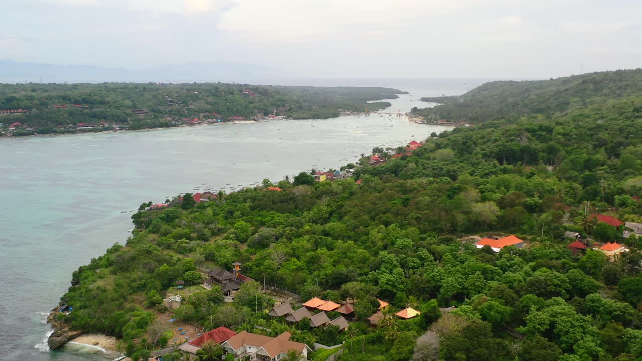 Vista aerea di Nusa Lembongan e dell'isola di Ceningan collegate da un ponte in una giornata nuvolosa
