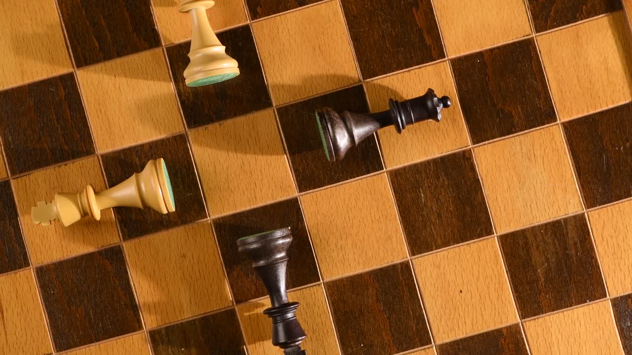 reyes y reinas perdiendo la guerra contra oponentes iguales