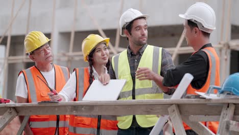 ingeniero civil o arquitecto masculino estrecha la mano con el contratista del equipo después de discutir sobre el diseño de estilos de construcción e inspeccionar el progreso del proyecto de vivienda en los sitios de construcción.