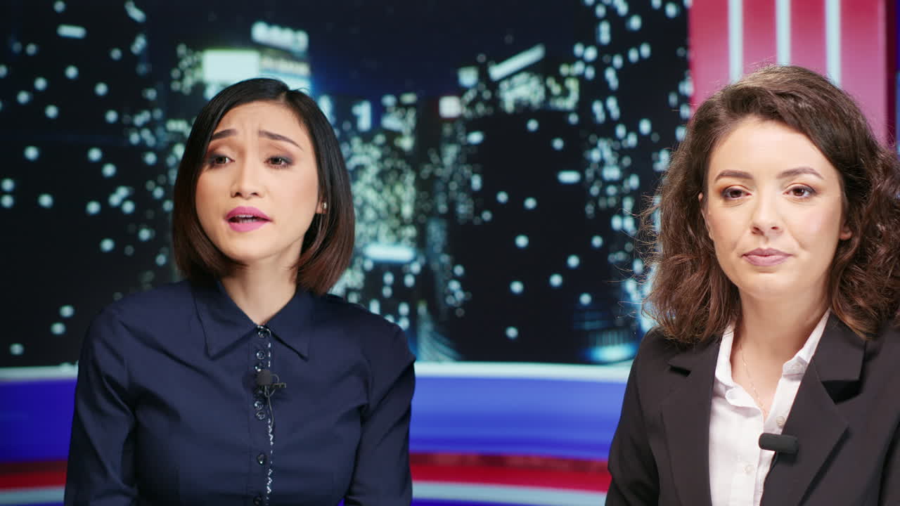 밤 쇼 를 tv 에서 생방송 으로 진행 하는 기자 들