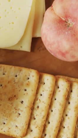 diferentes tipos de queso con galletas crujientes, frutas y salsa