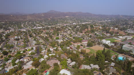 Retroceda-Y-Aléjese-Del-Vecindario-Eagle-Rock-En-Los-Ángeles,-California,-En-Un-Hermoso-Día