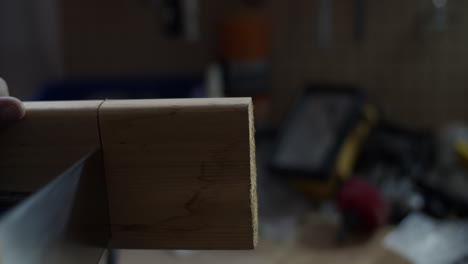 artesano en un taller en casa. 4k