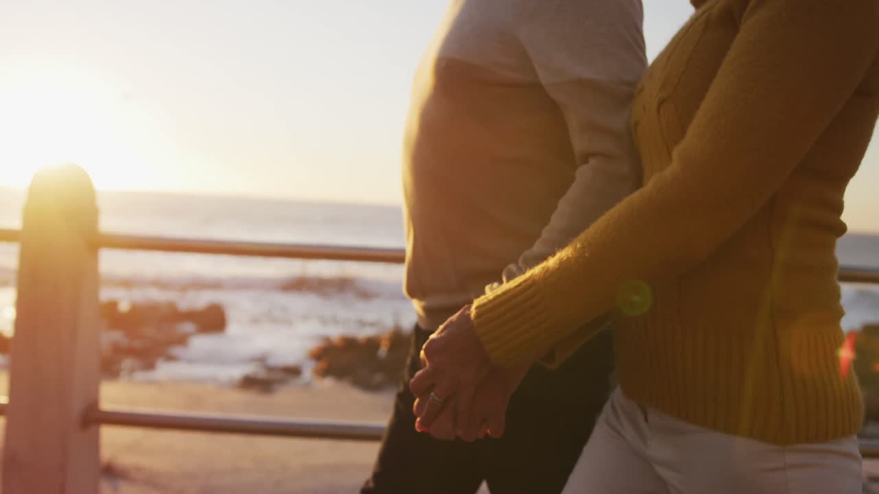 해변 을 따라  ⁇ 고 있는 노인 부부