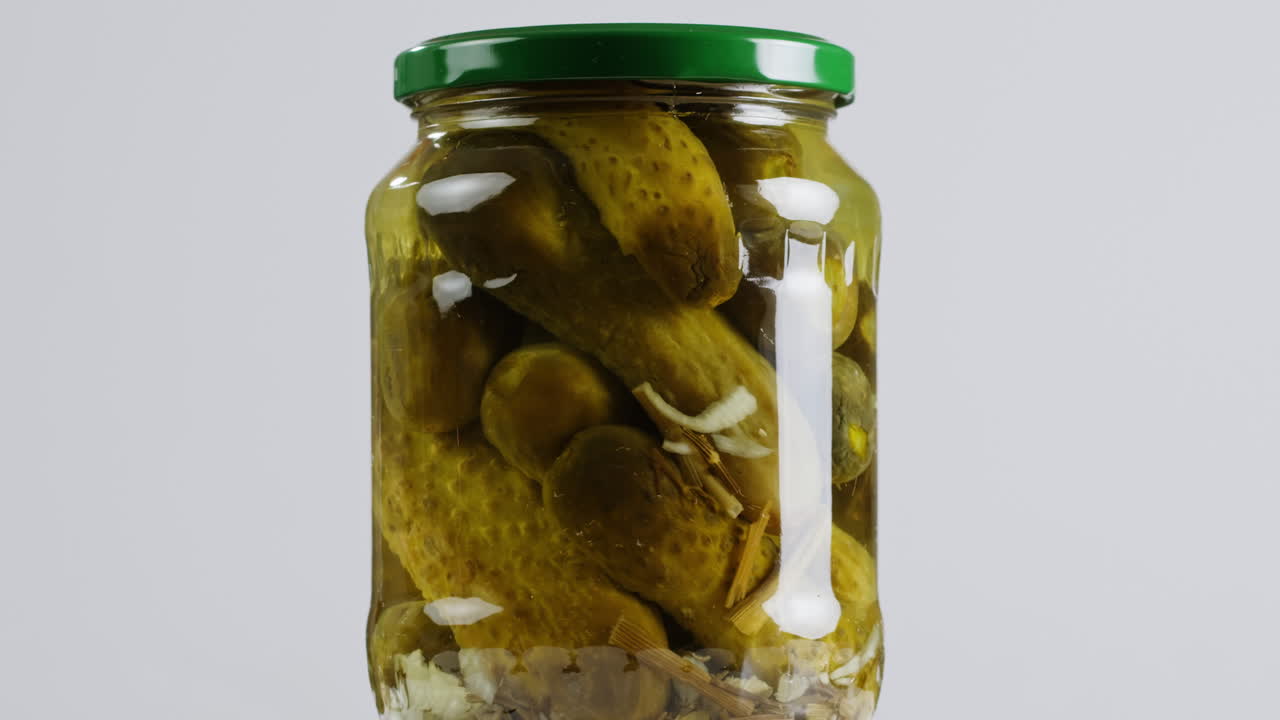 유리병에 절인 오이