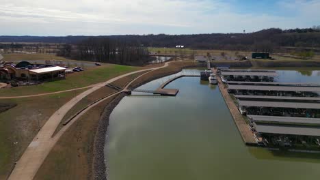 Beiseite-Fliegen-Die-Bootsanlegestellen-Am-Yachthafen-Von-Clarksville-In-Clarksville,-Tennessee