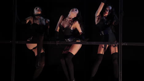 tres mujeres en un espectáculo de baile de cabaret