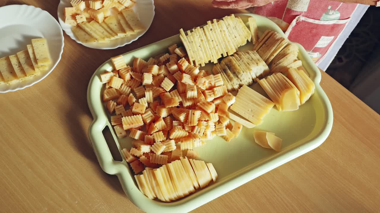 手作りチーズ盛り合わせの準備風景。おもてなしと伝統的な雰囲気。