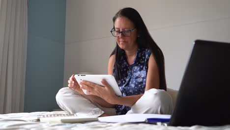 Mujer-De-Negocios-Trabajando-A-Distancia-Desde-Casa,-Clasificando-Correos-Electrónicos-En-Tableta,-Covid-19