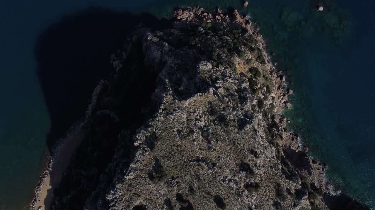 drone desde los acantilados hasta el mar