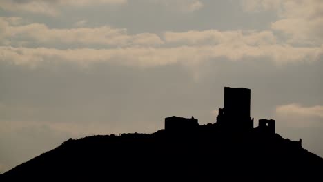 vieja casa torre de piedra en mani, grecia. lapso de tiempo