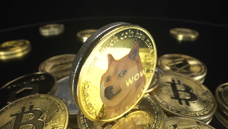 Moneda-Doge-Dorada-Y-Plateada-Sobre-Un-Montón-De-Monedas-Criptográficas-Girando-Sobre-Fondo-Negro,-Mercado-Criptográfico,-Perro-Shiba-Inu-Sobre-Una-Moneda,-Tiro-Giratorio-De-4k