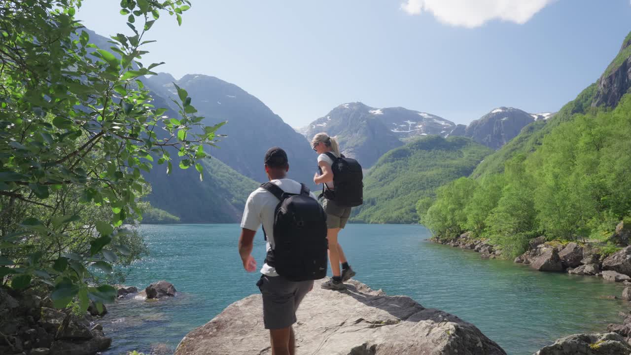 excursionistas alcanzando el majestuoso punto de vista cerca del lago de noruega, vista estática