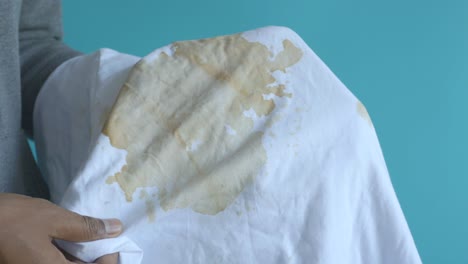 cómo quitar las manchas de café de una camisa blanca