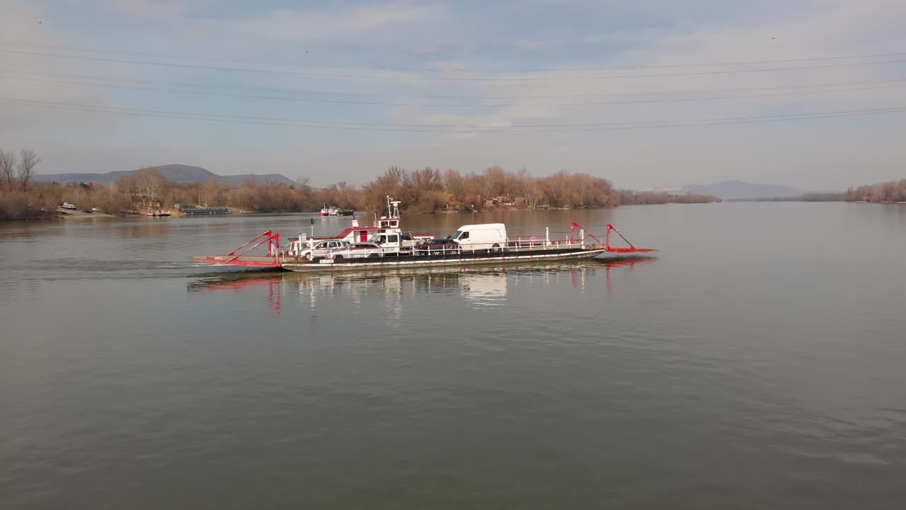 강에서 자동차와 사람을 나르는 페리