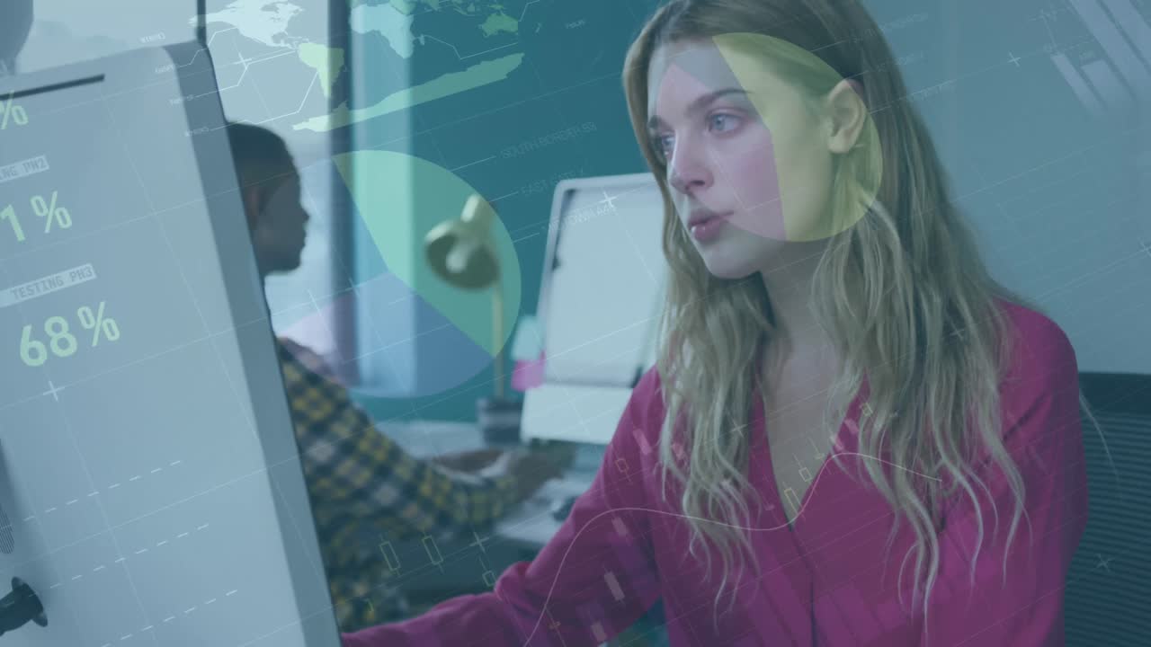 una mujer caucásica que trabaja en una oficina creativa.