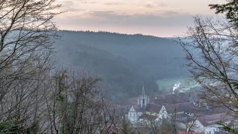 Timelapse-Del-Amanecer-Sobre-El-Pueblo-Medieval-De-Bebenhausen-Con-El-Famoso-Monasterio-En-La-Región-Forestal-De-Schönbuch-En-El-Sur-De-Alemania