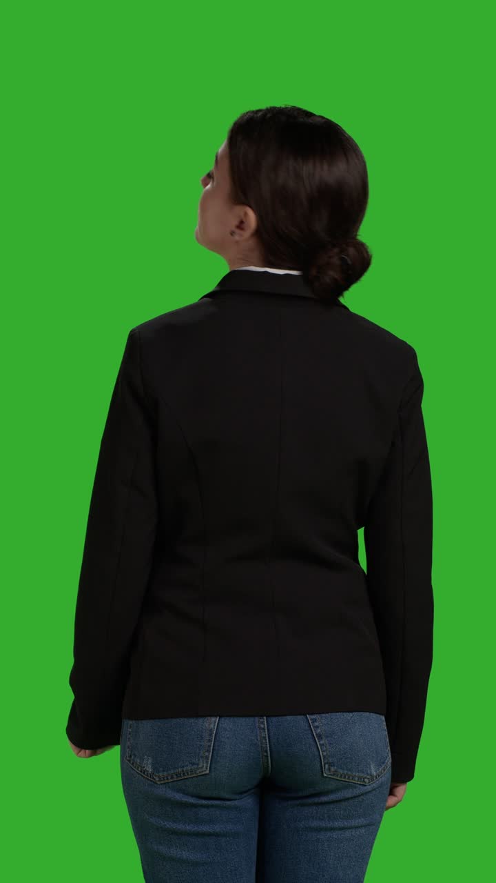Vertical video: Back view close up of focused businesswoman