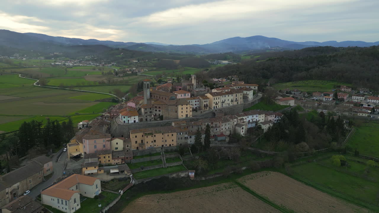 luces y sombras: monterchi en la hora dorada en la provincia de arezzo, italia