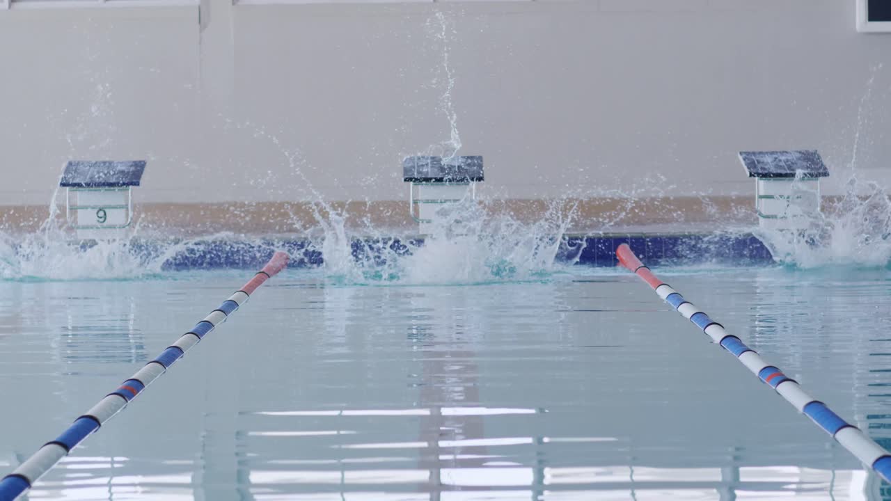 수영사 들 이 수영장 에 다이빙 하고 있다