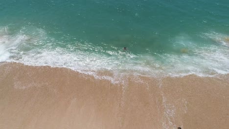 Menschen-Vergnügen-Sich-An-Einem-Strahlend-Sonnigen-Tag-Im-Wasser-Am-Strand-Von-Papohaku-Auf-Maui,-Hawaii