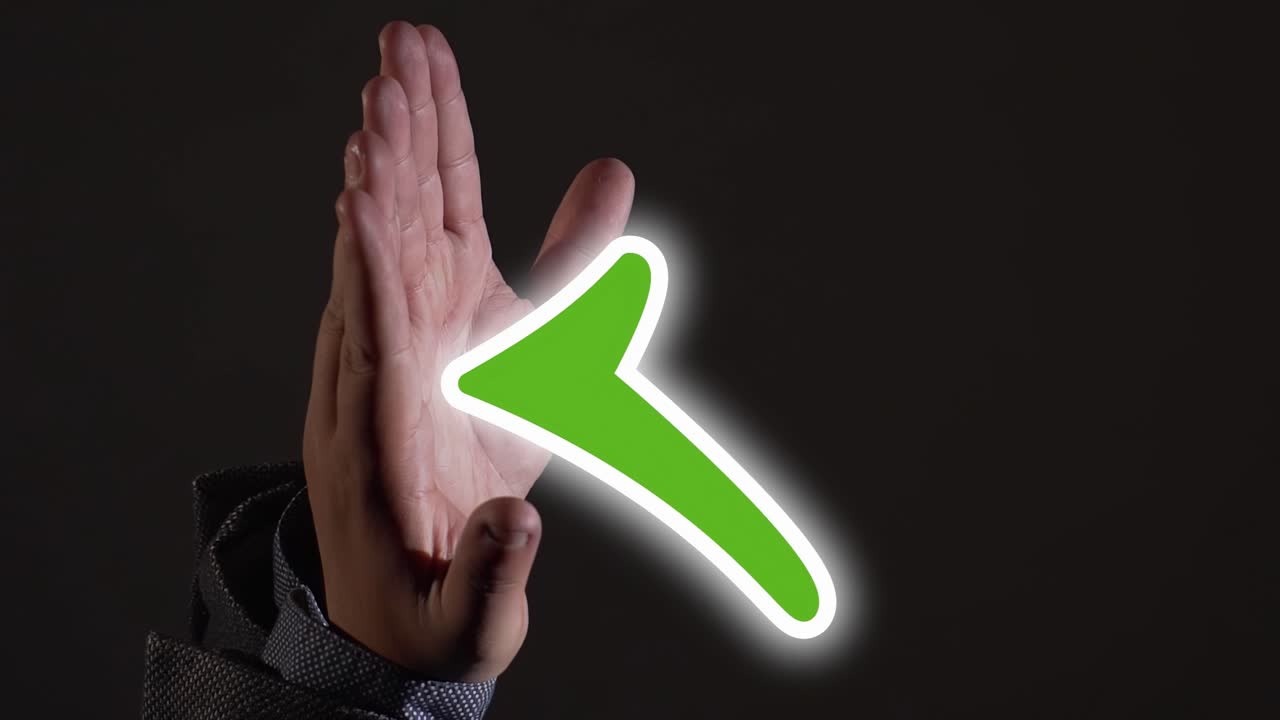 video vertical revela manos que muestran un símbolo de marca de verificación verde virtual