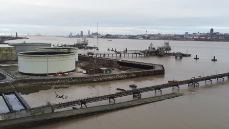 vista de drones terminal petrolera de tranmere birkenhead puerto petroquímico costero distribución descender tirar hacia atrás