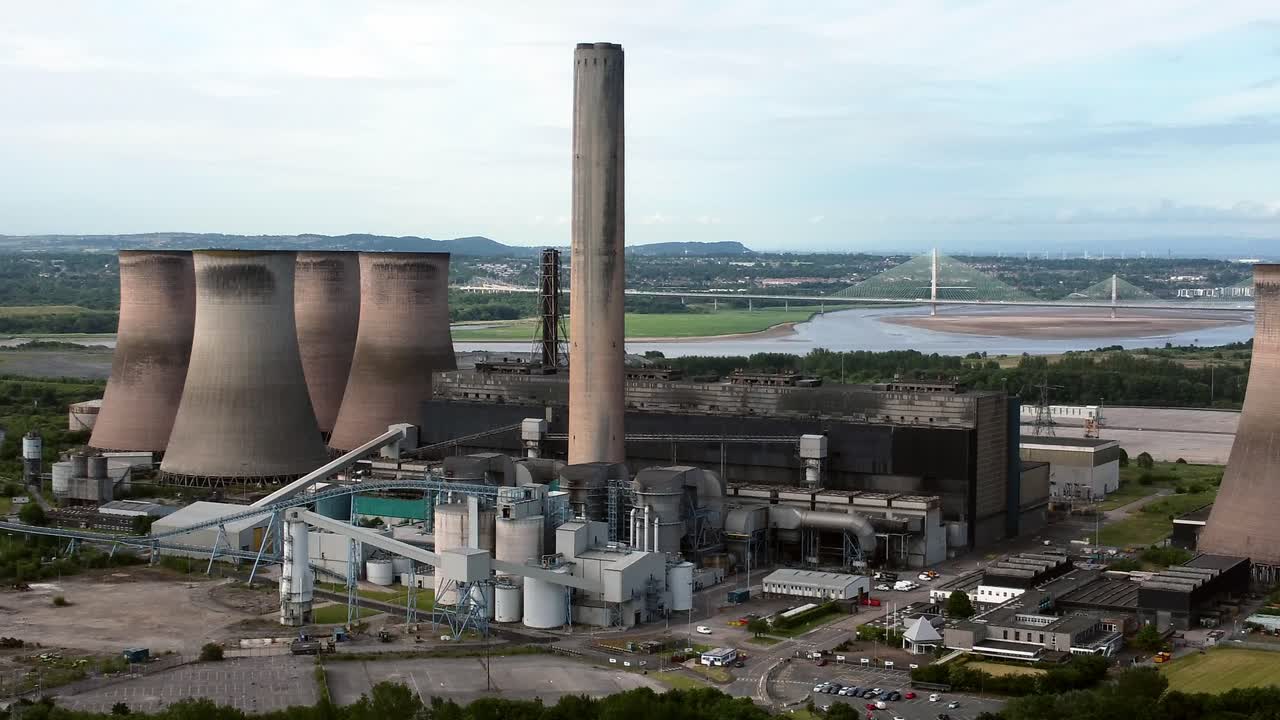 Torri di raffreddamento della centrale elettrica di Fiddlers Ferry, vista aerea con orbita a destra attraverso un impianto industriale.