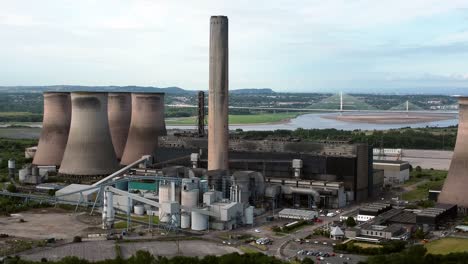 Fiddlers-Ferry-Power-Station-Torres-De-Refrigeración-Vista-De-La-órbita-Derecha-De-La-Antena-A-Través-De-La-Planta-De-Energía-Industrial