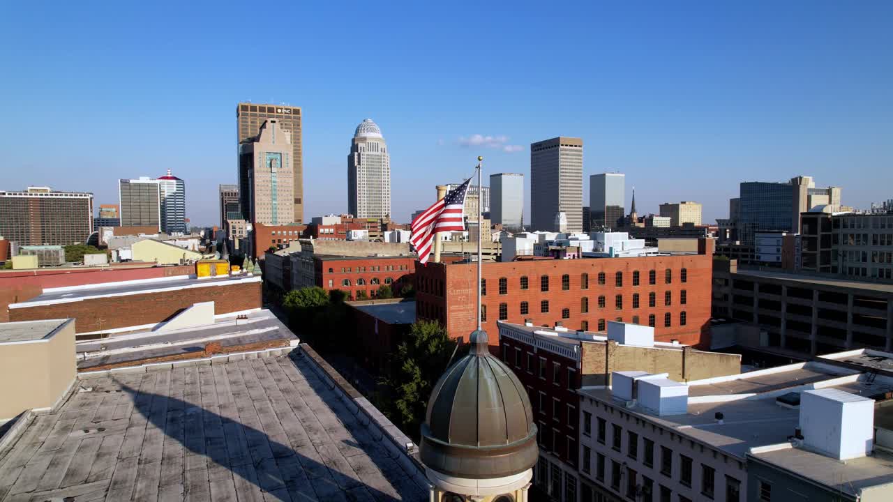 플래그가 있는 공중 루이빌 켄터키 스카이라인