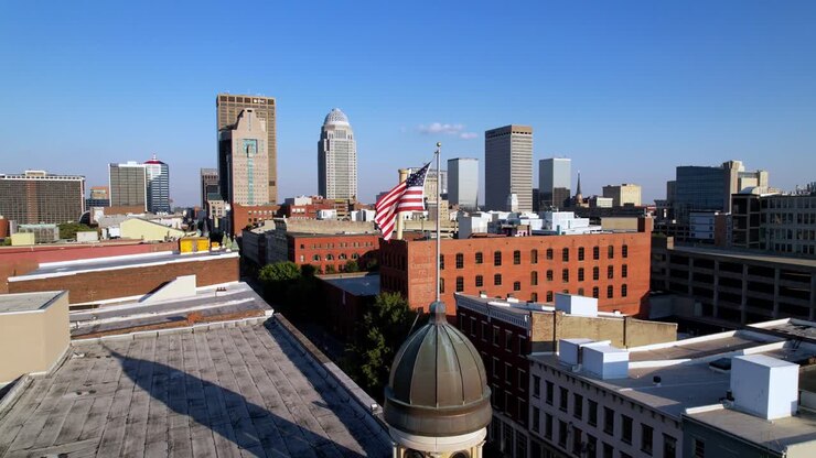 Veduta aerea dello skyline di Louisville, Kentucky con bandiera