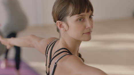 Retrato-De-Clase-De-Yoga-Mujer-Embarazada-Sana-Practicando-Oración-Pose-Meditación-Disfrutando-Del-Ejercicio-De-Atención-Plena-En-El-Estudio-Al-Amanecer